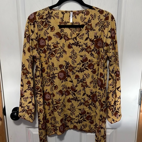 3/$20 floral small  blue sky - Picture 1 of 4